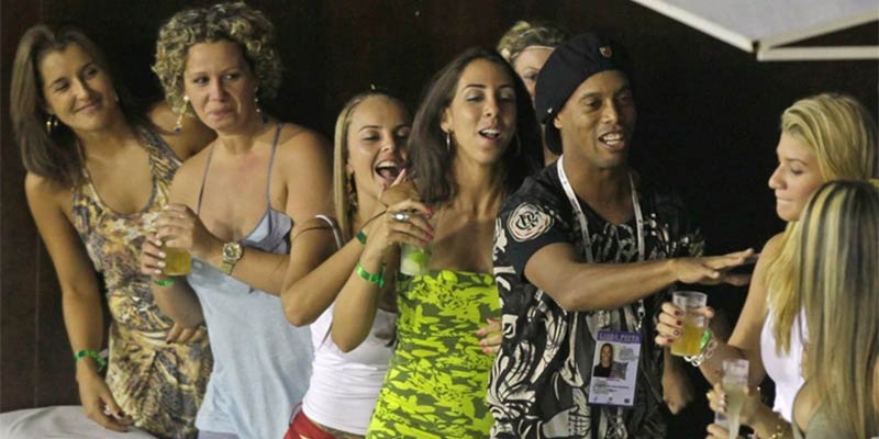 Ronaldinho vì ăn chơi đã phải từ giã sự nghiệp ở độ tuổi chín chắn nhất