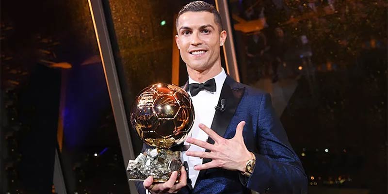 Hình ảnh Ronaldo lên nhận danh hiệu Quả bóng vàng thứ 5 trong sự nghiệp năm 2017